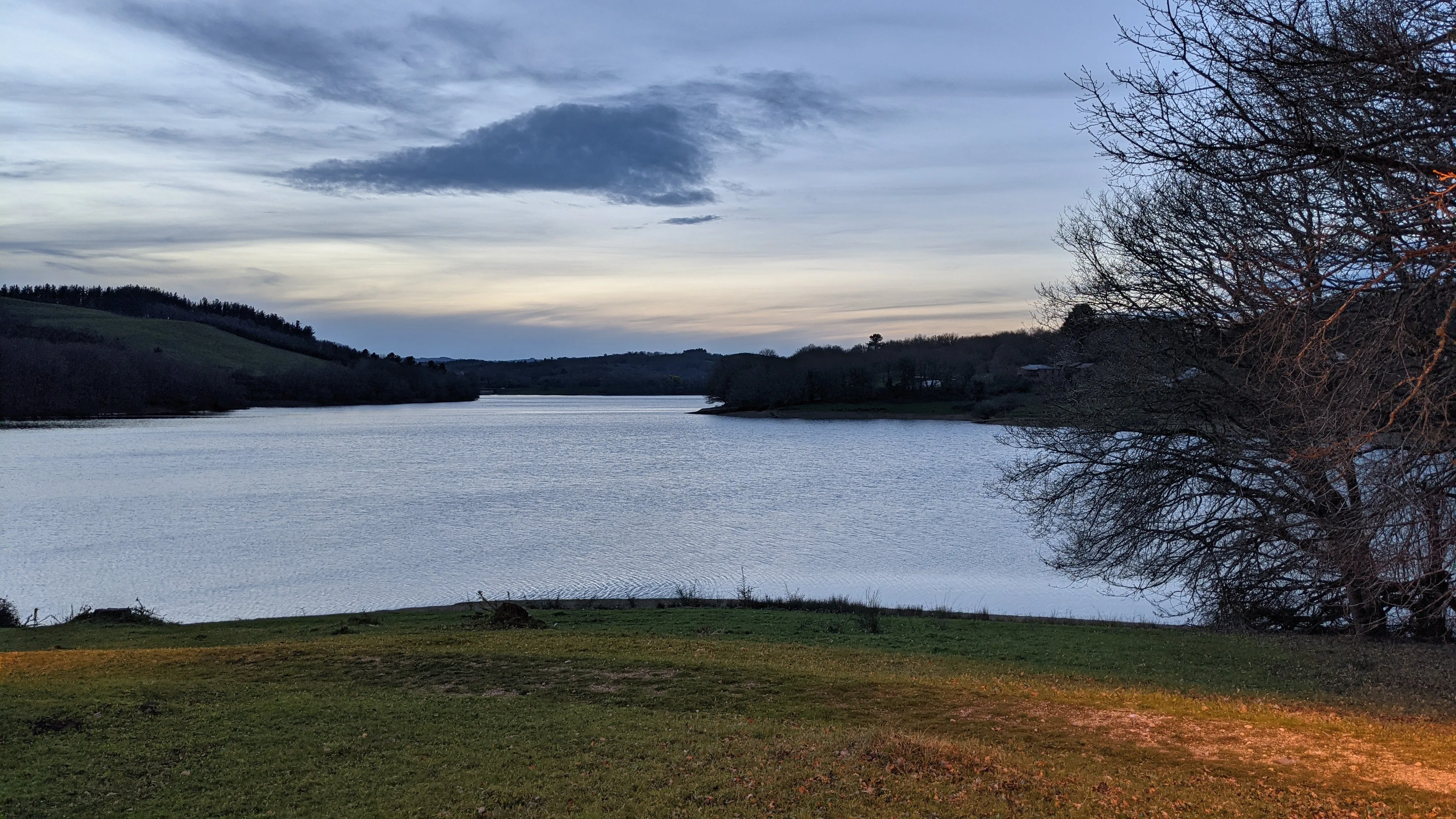 El embalse de Vilasouto al atardecer, en O Incio