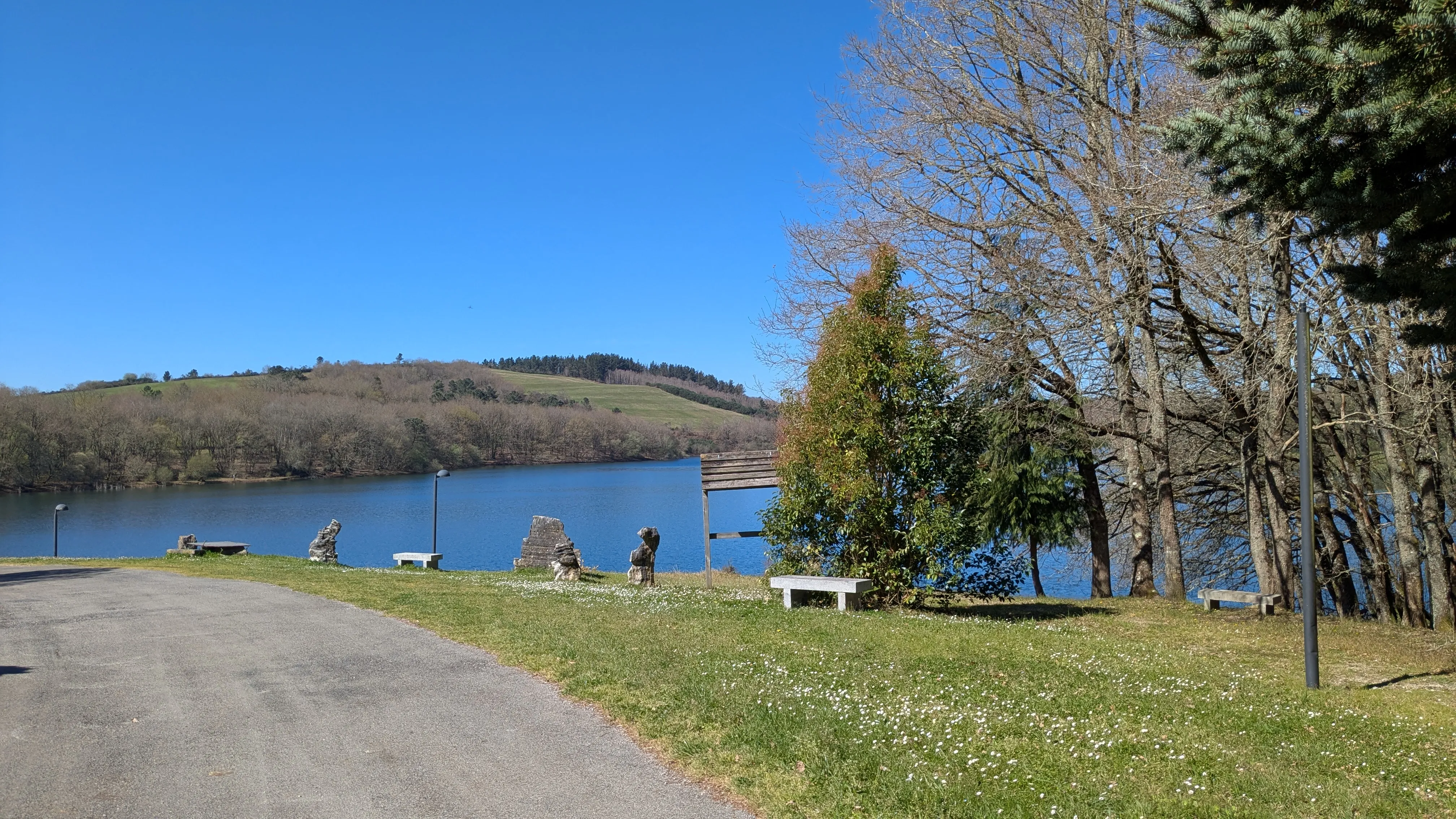 El embalse de Vilasouto, a un paseo