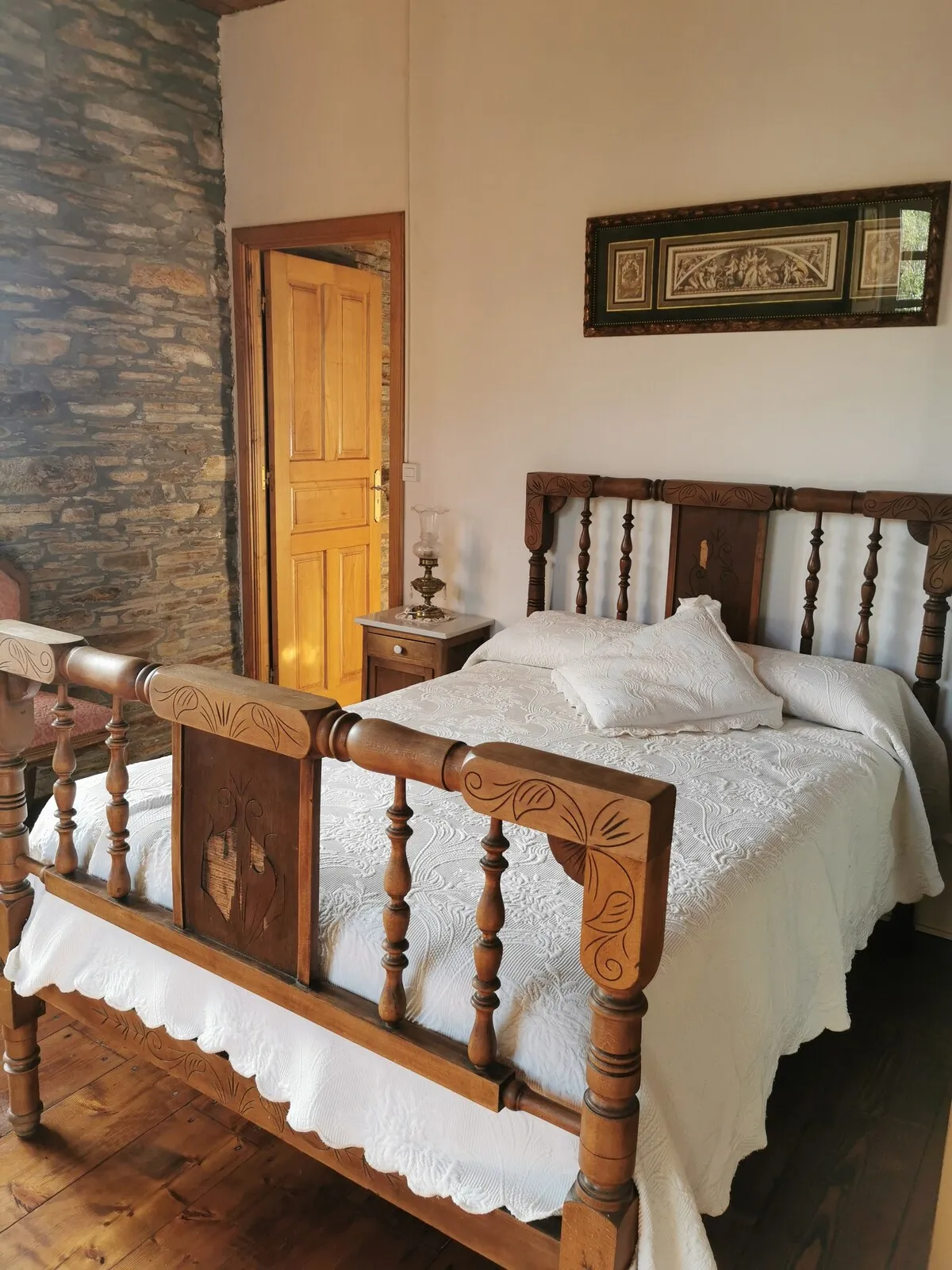 Dormitorio principal, con cama de matrimonio