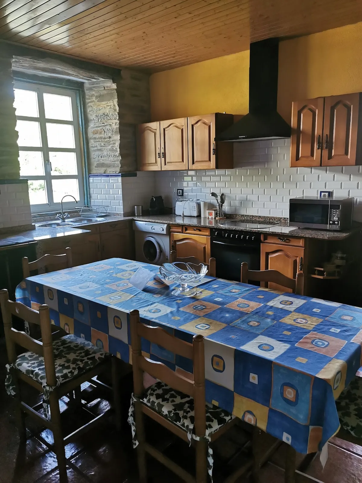 Cocina equipada, con mesa para todos