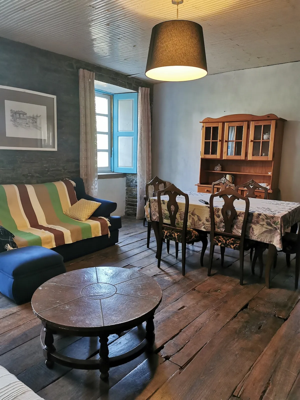 Salón-comedor con suelo de madera