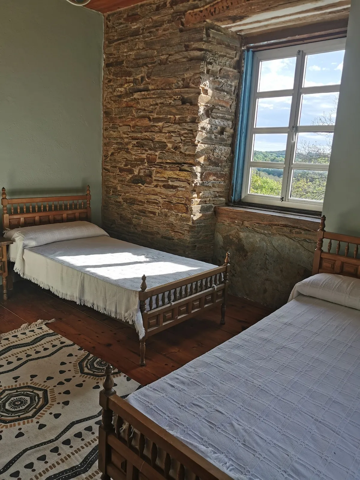 Dormitorio con dos camas y vistas al valle